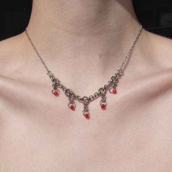 Gothic medieval red chain mail necklace with a small silver chain - Picture 2 of 6